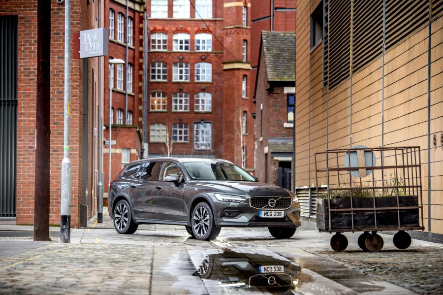  Volvo V60 D4 Cross Country 2019 года  (UK) (фото 11 из 43)